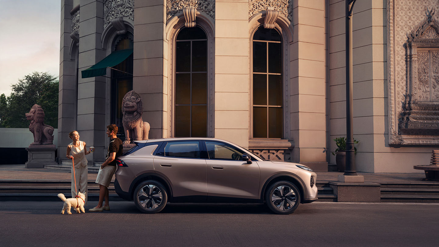 Side profile of a silver-grey 2026 Changan NEVO Q05 electric SUV